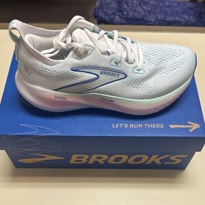 Brooks Glycerin 22 White Sneakers with Blue and pink accents